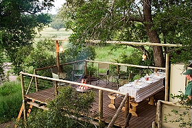 Table du petit d&eacute;jeuner au bivouac - Safaris &agrave; pied et trek dans le Parc Kruger en Afrique du Sud - Absolu Voyages, le sp&eacute;cialiste du safari et du trekking d'aventure en Afrique Australe