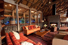 Salon du lodge de luxe - Safaris &agrave; pied et trek dans le Parc Kruger en Afrique du Sud - Absolu Voyages, le sp&eacute;cialiste du safari et du trekking d'aventure en Afrique Australe