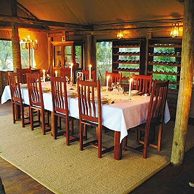 Salle &agrave; manger du camp - Safaris &agrave; pied et trek dans le Parc Kruger en Afrique du Sud - Absolu Voyages, le sp&eacute;cialiste du safari et du trekking d'aventure en Afrique Australe