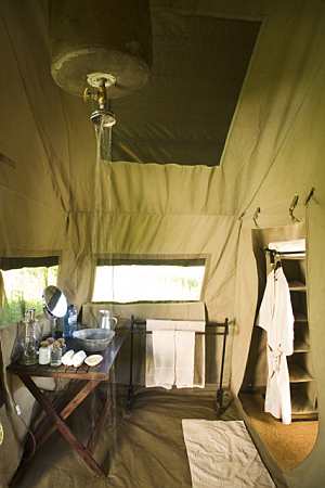 Botswana / Chobe - Safari camping en tentes mobiles de luxe dans la r&eacute;serve de Chobe, c&eacute;l&egrave;bre pour ses troupeaux d'&eacute;l&eacute;phants et de buffles - L'intensit&eacute; du safari traditionnel d'Out of Africa - (Chobe under canvas - 
Afrique Australe) - Absolu Voyages