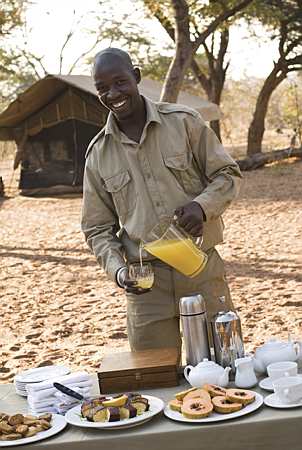 Botswana / Savuti - Chobe - Safari camping en tentes mobiles de luxe dans la r&eacute;serve de Savuti (Savute), c&eacute;l&egrave;bre pour ses lions qui chassent les &eacute;l&eacute;phants - L'intensit&eacute; du safari traditionnel d'Out of Africa - (Savuti under canvas - Afrique Australe) - Absolu Voyages