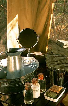 Botswana / Chobe - Safari camping en tentes mobiles de luxe dans la r&eacute;serve de Chobe, c&eacute;l&egrave;bre pour ses troupeaux d'&eacute;l&eacute;phants et de buffles - L'intensit&eacute; du safari traditionnel d'Out of Africa - (Chobe under canvas - 
Afrique Australe) - Absolu Voyages
