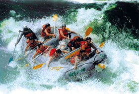 Circuit-aventure-safari de 2 semaines hors des sentiers battus au Botswana, du Delta de l'Okavango aux chutes Victoria en passant par le Kalahari, Moremi, Savuti et Chobe, &agrave; un prix imbattable, avec h&eacute;bergement en bivouac (camping sous tentes) et en auberges - Absolu Voyages