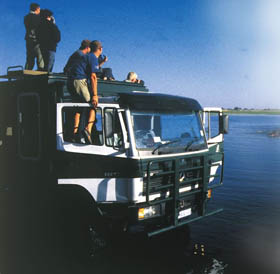 Circuit-aventure-safari de 2 semaines hors des sentiers battus au Botswana, du Delta de l'Okavango aux chutes Victoria en passant par le Kalahari, Moremi, Savuti et Chobe, &agrave; un prix imbattable, avec h&eacute;bergement en bivouac (camping sous tentes) et en auberges - Absolu Voyages