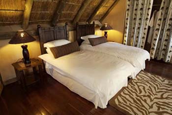 Safaris &agrave; la carte au Botswana - Delta de l'Okavango, Moremi, Chobe, Kwando, Impalila, Linyanti, Kalahari, Nxai Pan, Deception Valley - Lodges et camps exclusifs, safaris en 4x4 (game drives), en mokoro, en bateau, safari de nuit et safari &agrave; pied - Absolu Voyages