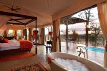 Séjour à l'Elephant Camp près des Chutes Victoria au Zimbabwe - Lodge de charme très luxueux avec tentes de safari ayant chacune une piscine privée - Interaction avec les éléphants utilisés pour les safaris à dos d'éléphant dans le Parc National - Absolu Voyages