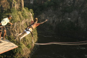 Informations pratiques sur les voyages et safaris aux Chutes Victoria (Victoria Falls, Vic Falls - Zambie et Zimbabwe / Afrique Australe) : niveau des eaux selon les saisons, activités possibles, quel côté des chutes choisir...  - Absolu Voyages