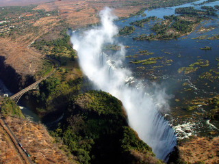 Informations pratiques sur les voyages et safaris aux Chutes Victoria (Victoria Falls, Vic Falls - Zambie et Zimbabwe / Afrique Australe) : niveau des eaux selon les saisons, activités possibles, quel côté des chutes choisir... - Absolu Voyages