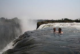 Informations pratiques sur les voyages et safaris aux Chutes Victoria (Victoria Falls, Vic Falls - Zambie et Zimbabwe / Afrique Australe) : niveau des eaux selon les saisons, activités possibles, quel côté des chutes choisir...  - Absolu Voyages