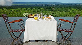 Safaris &agrave; la carte au Botswana - Delta de l'Okavango, Moremi, Chobe, Kwando, Impalila, Linyanti, Kalahari, Nxai Pan, Deception Valley - Lodges et camps exclusifs, safaris en 4x4 (game drives), en mokoro, en bateau, safari de nuit et safari &agrave; pied - Absolu Voyages