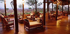 Safaris &agrave; la carte au Botswana - Delta de l'Okavango, Moremi, Chobe, Kwando, Impalila, Linyanti, Kalahari, Nxai Pan, Deception Valley - Lodges et camps exclusifs, safaris en 4x4 (game drives), en mokoro, en bateau, safari de nuit et safari &agrave; pied - Absolu Voyages