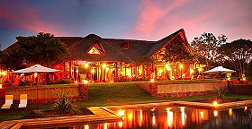 Safaris &agrave; la carte au Botswana - Delta de l'Okavango, Moremi, Chobe, Kwando, Impalila, Linyanti, Kalahari, Nxai Pan, Deception Valley - Lodges et camps exclusifs, safaris en 4x4 (game drives), en mokoro, en bateau, safari de nuit et safari &agrave; pied - Absolu Voyages