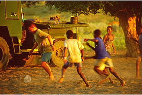 Exp&eacute;dition en Afrique - Aventure Sauvage en Afrique Australe - Afrique du Sud, Namibie, Botswana, Chutes Victoria, Zimbabwe, safari en cano&eacute; sur l'Orange River et ascension des dunes de Sossusvlei - Safaris dans les r&eacute;serves d'Etosha, Chobe, Delta de l'Okavango, Hwange - voyage safari d'aventure en camping sous tente et en camion 4x4 - Absolu Voyages
