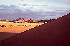 Exp&eacute;dition en Afrique - Aventure Sauvage en Afrique Australe - Afrique du Sud, Namibie, Botswana, Chutes Victoria, Zimbabwe, safari en cano&eacute; sur l'Orange River et ascension des dunes de Sossusvlei - Safaris dans les r&eacute;serves d'Etosha, Chobe, Delta de l'Okavango, Hwange - voyage safari d'aventure en camping sous tente et en camion 4x4 - Absolu Voyages