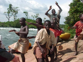 Voyage d'aventure safari en Ouganda - Aux sources du Nil et safaris &agrave; la recherche des derniers gorilles des montagnes et des chimpanz&eacute;s - Absolu Voyages