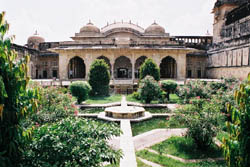 Voyage individuel privatif en voiture avec chauffeur en Inde - Tour du Rajasthan, de Jaisalmer au Taj Mahal en passant par Jodhpur, Ja&iuml;pur et Mandawa dans le Shekhawati
 - Absolu Voyages