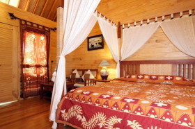 Voyage &agrave; la carte, s&eacute;jour en h&ocirc;tels aux Maldives sur l'&icirc;le de Bandos Island - diff&eacute;rentes cat&eacute;gories d'h&eacute;bergement de la chambre standard aux villas et bungalows sur pilotis - Absolu Voyages