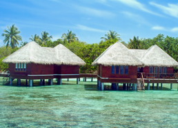 Voyage &agrave; la carte, s&eacute;jour en h&ocirc;tels aux Maldives sur l'&icirc;le de Bandos Island - diff&eacute;rentes cat&eacute;gories d'h&eacute;bergement de la chambre standard aux villas et bungalows sur pilotis - Absolu Voyages