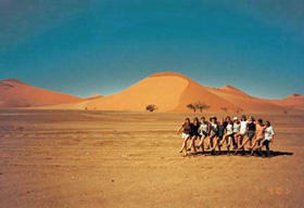Circuit-aventure de 2 semaines hors des sentiers battus en Namibie, du D&eacute;sert du Namib au Parc d'Etosha en passant par les dunes de Sossusvlei, Swakopmund, le pays Himba, le Damaraland et le Kaokoland, &agrave; un prix imbattable, avec h&eacute;bergement en bivouac et en auberges - Absolu Voyages