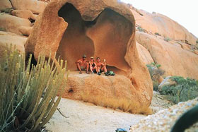 Circuit-aventure de 2 semaines hors des sentiers battus en Namibie, du D&eacute;sert du Namib au Parc d'Etosha en passant par les dunes de Sossusvlei, Swakopmund, le pays Himba, le Damaraland et le Kaokoland, &agrave; un prix imbattable, avec h&eacute;bergement en bivouac et en auberges - Absolu Voyages