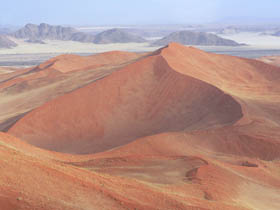 Circuit-aventure de 2 semaines hors des sentiers battus en Namibie, du D&eacute;sert du Namib au Parc d'Etosha en passant par les dunes de Sossusvlei, Swakopmund, le pays Himba, le Damaraland et le Kaokoland, &agrave; un prix imbattable, avec h&eacute;bergement en bivouac et en auberges - Absolu Voyages